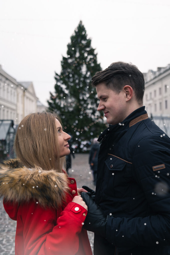 Talvine romantiline fotosessioon - Foto noorpaarist jõuludel Tartu Raekoja platsil - jõulutemaatiline välifotosessioon