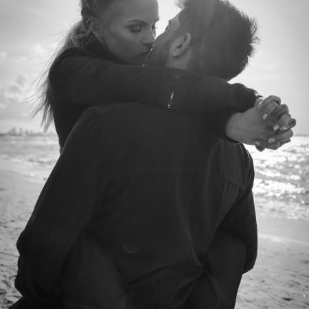 maffiti - Black and white couple photo at beach mustvalge paarifoto rannas